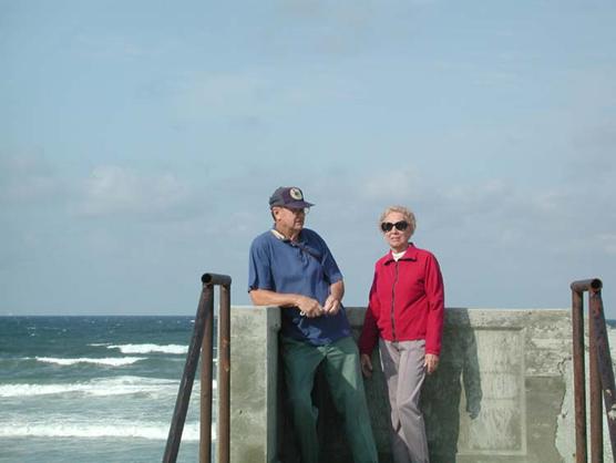 Mom and Dad on Beach steps closeup.jpg 36.6K