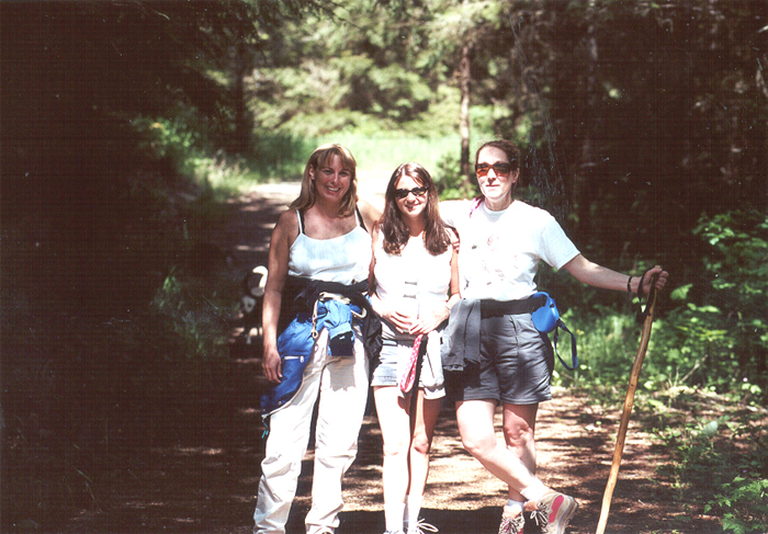 Ginni, Stacie, and Carol hiking 2.jpg 428.4K
