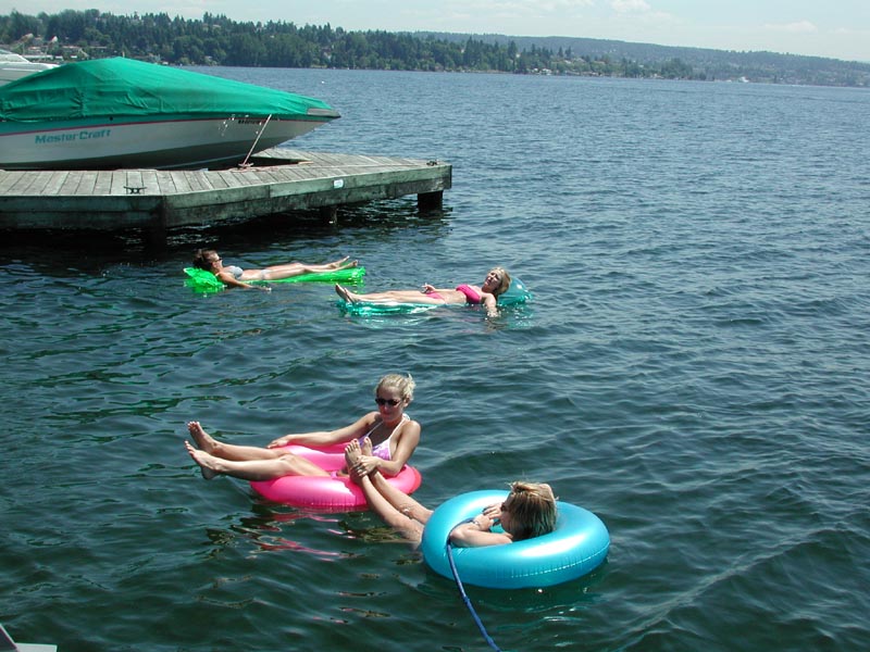 Relaxing on Lake Washington.jpg 106.7K